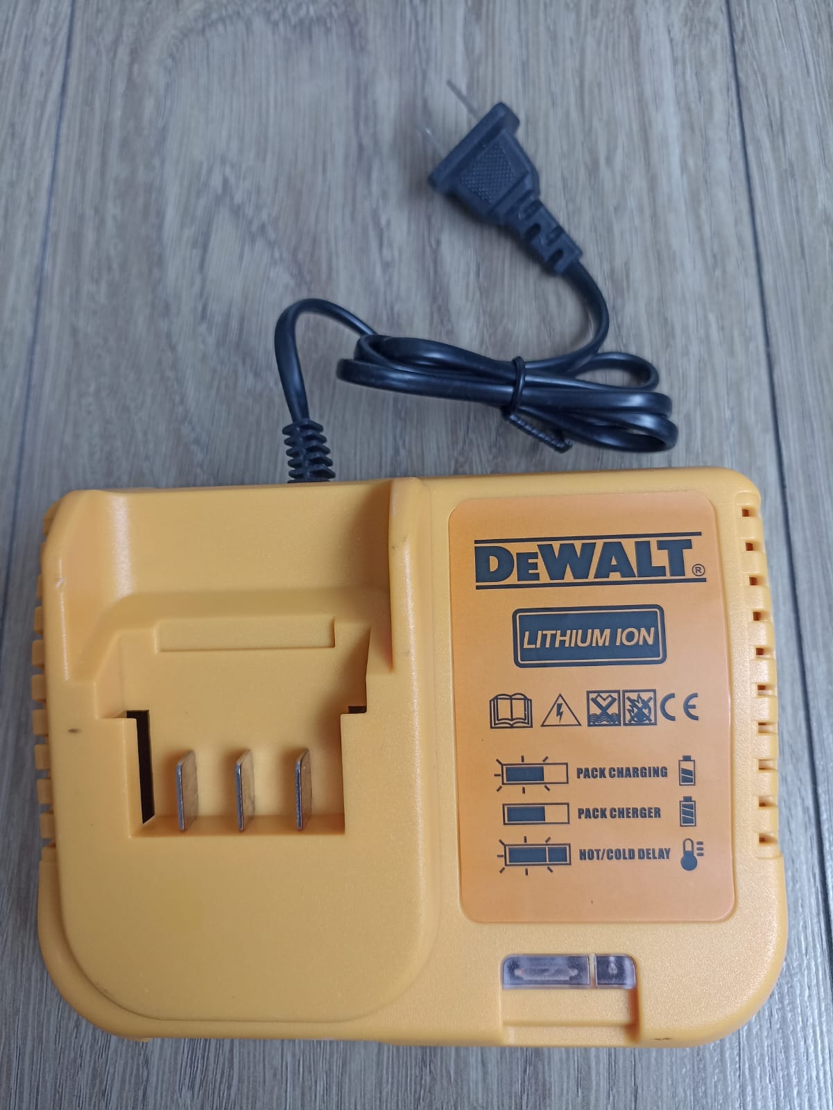 KIT TALADRO INALAMBRICO 48 VOLTIOS DEWALT 1/2
